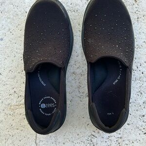 New neverr worn sparkly black Beezees slip one